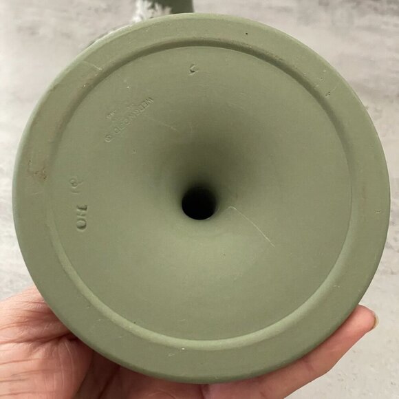 Wedgwood Green Jasperware White Cameo Set of Two 5" Reading Candlesticks c.1978 - Picture 10 of 11